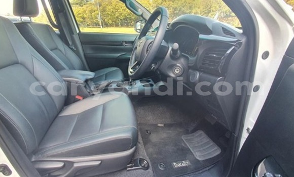 Nunua Ilio tumika Toyota Hilux Nyeupe Gari ndani ya Livingstone nchini Zambia Nunua Ilio tumika Toyota Hilux Nyeupe Gari ndani ya Livingstone nchini Zambia