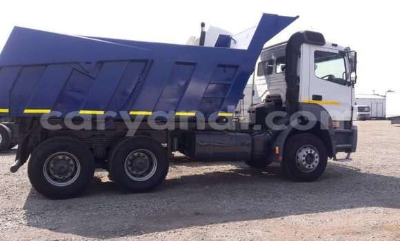 Tenga Tsaru Mercedes–Benz 3331 Chena Rori in Chingola in Zambia Tenga Tsaru Mercedes–Benz 3331 Chena Rori in Chingola in Zambia