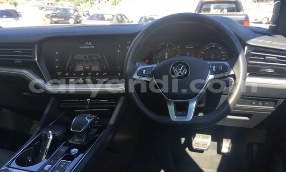 Acheter Occasion Voiture Volkswagen Touran Blanc à Livingstone, Zambie Acheter Occasion Voiture Volkswagen Touran Blanc à Livingstone, Zambie