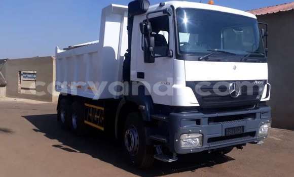 Nunua Ilio tumika Mercedes–Benz Tipper Nyeupe Lori ndani ya Chingola nchini Zambia Nunua Ilio tumika Mercedes–Benz Tipper Nyeupe Lori ndani ya Chingola nchini Zambia