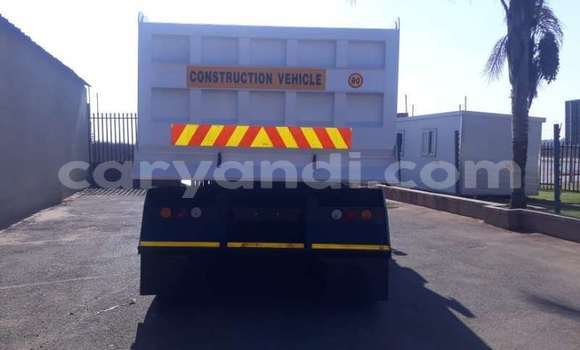 Nunua Ilio tumika Mercedes–Benz Tipper Nyeupe Lori ndani ya Chingola nchini Zambia Nunua Ilio tumika Mercedes–Benz Tipper Nyeupe Lori ndani ya Chingola nchini Zambia