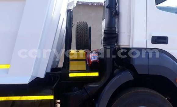 Nunua Ilio tumika Mercedes–Benz Tipper Nyeupe Lori ndani ya Chingola nchini Zambia Nunua Ilio tumika Mercedes–Benz Tipper Nyeupe Lori ndani ya Chingola nchini Zambia