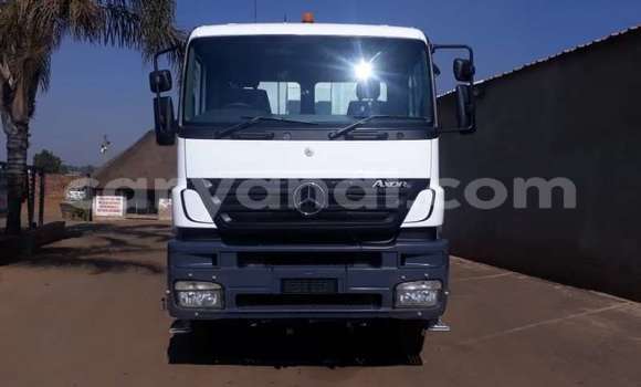 Nunua Ilio tumika Mercedes–Benz Tipper Nyeupe Lori ndani ya Chingola nchini Zambia Nunua Ilio tumika Mercedes–Benz Tipper Nyeupe Lori ndani ya Chingola nchini Zambia