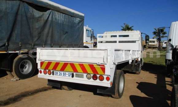 Nunua Ilio tumika Hino 300 Series Nyeupe Lori ndani ya Livingstone nchini Zambia Nunua Ilio tumika Hino 300 Series Nyeupe Lori ndani ya Livingstone nchini Zambia