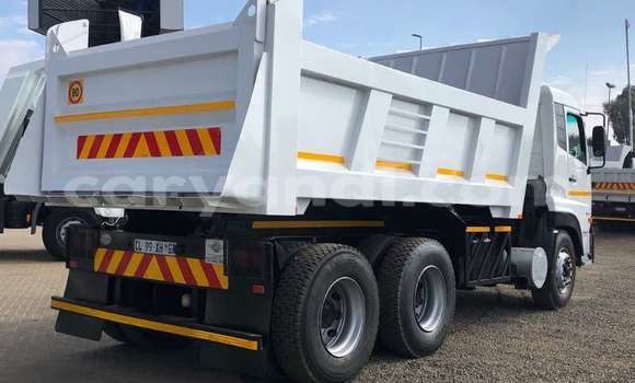 Nunua Ilio tumika Nissan UD Nyeupe Lori ndani ya Livingstone nchini Zambia Nunua Ilio tumika Nissan UD Nyeupe Lori ndani ya Livingstone nchini Zambia