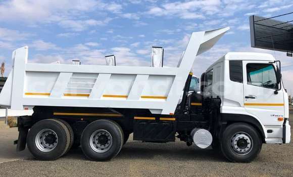 Nunua Ilio tumika Nissan UD Nyeupe Lori ndani ya Livingstone nchini Zambia Nunua Ilio tumika Nissan UD Nyeupe Lori ndani ya Livingstone nchini Zambia