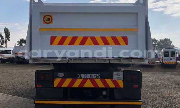 Nunua Ilio tumika Nissan UD Nyeupe Lori ndani ya Livingstone nchini Zambia Nunua Ilio tumika Nissan UD Nyeupe Lori ndani ya Livingstone nchini Zambia