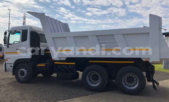 Nunua Ilio tumika Nissan UD Nyeupe Lori ndani ya Livingstone nchini Zambia Nunua Ilio tumika Nissan UD Nyeupe Lori ndani ya Livingstone nchini Zambia