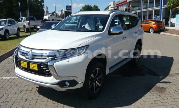 Nunua Ilio tumika Mitsubishi Pajero Nyeupe Gari ndani ya Livingstone nchini Zambia Nunua Ilio tumika Mitsubishi Pajero Nyeupe Gari ndani ya Livingstone nchini Zambia