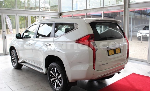 Nunua Ilio tumika Mitsubishi Pajero Nyeupe Gari ndani ya Livingstone nchini Zambia Nunua Ilio tumika Mitsubishi Pajero Nyeupe Gari ndani ya Livingstone nchini Zambia