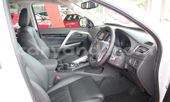 Nunua Ilio tumika Mitsubishi Pajero Nyeupe Gari ndani ya Livingstone nchini Zambia Nunua Ilio tumika Mitsubishi Pajero Nyeupe Gari ndani ya Livingstone nchini Zambia