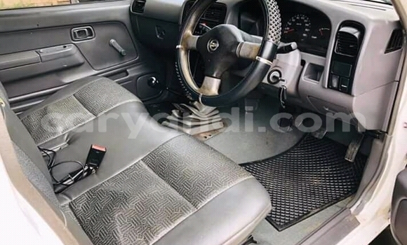 Acheter Occasion Voiture Nissan Hardbody Blanc à Livingstone, Zambie Acheter Occasion Voiture Nissan Hardbody Blanc à Livingstone, Zambie