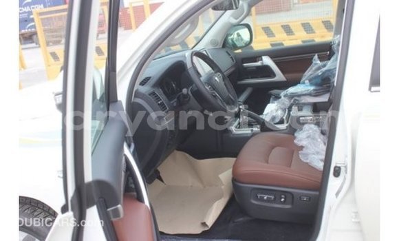 Tenga Imported Toyota Land Cruiser Chena Mota in Import - Dubai in Zambia Tenga Imported Toyota Land Cruiser Chena Mota in Import - Dubai in Zambia