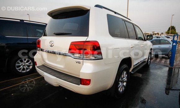 Nunua Imported Toyota Land Cruiser Nyeupe Gari ndani ya Import - Dubai nchini Zambia Nunua Imported Toyota Land Cruiser Nyeupe Gari ndani ya Import - Dubai nchini Zambia