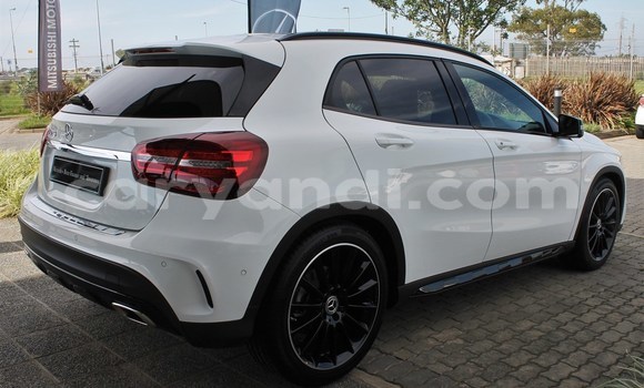 Acheter Occasion Voiture Mercedes‒Benz 200 Blanc à Livingstone, Zambie Acheter Occasion Voiture Mercedes‒Benz 200 Blanc à Livingstone, Zambie