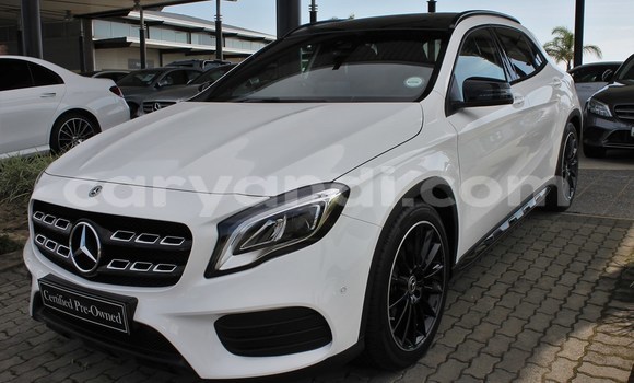 Acheter Occasion Voiture Mercedes‒Benz 200 Blanc à Livingstone, Zambie Acheter Occasion Voiture Mercedes‒Benz 200 Blanc à Livingstone, Zambie