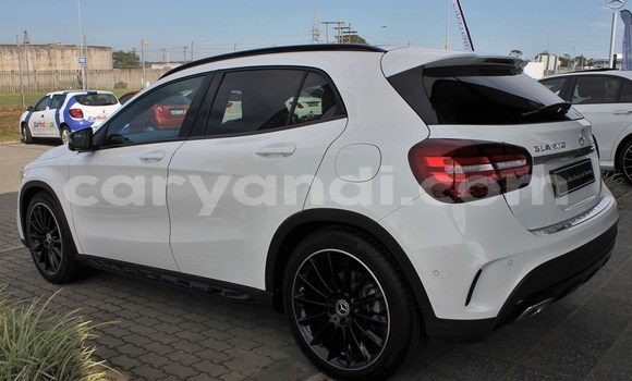 Acheter Occasion Voiture Mercedes‒Benz 200 Blanc à Livingstone, Zambie Acheter Occasion Voiture Mercedes‒Benz 200 Blanc à Livingstone, Zambie