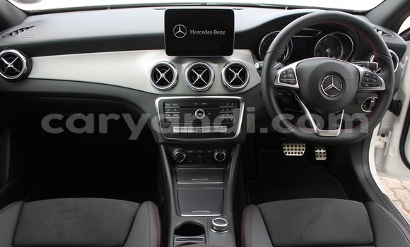 Acheter Occasion Voiture Mercedes‒Benz 200 Blanc à Livingstone, Zambie Acheter Occasion Voiture Mercedes‒Benz 200 Blanc à Livingstone, Zambie