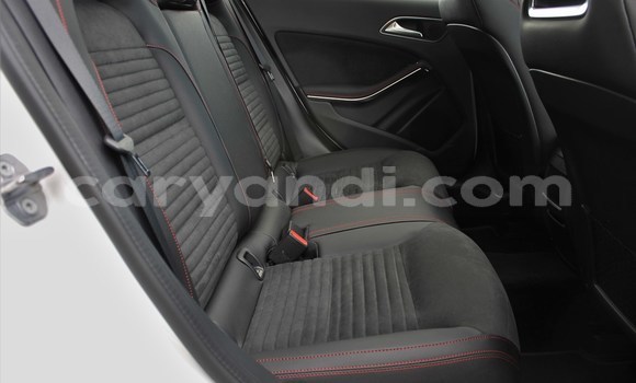 Acheter Occasion Voiture Mercedes‒Benz 200 Blanc à Livingstone, Zambie Acheter Occasion Voiture Mercedes‒Benz 200 Blanc à Livingstone, Zambie