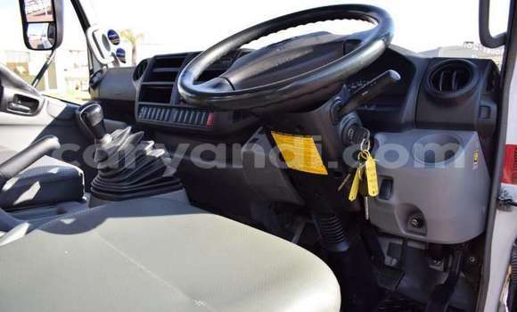 Nunua Ilio tumika Hino 300 Series Nyeupe Lori ndani ya Livingstone nchini Zambia Nunua Ilio tumika Hino 300 Series Nyeupe Lori ndani ya Livingstone nchini Zambia