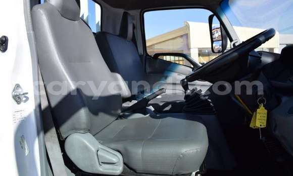 Nunua Ilio tumika Hino 300 Series Nyeupe Lori ndani ya Livingstone nchini Zambia Nunua Ilio tumika Hino 300 Series Nyeupe Lori ndani ya Livingstone nchini Zambia