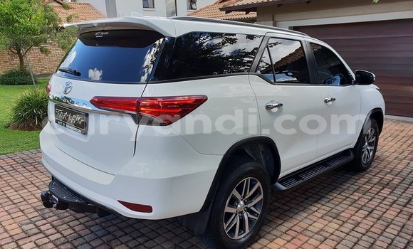 Acheter Occasion Voiture Toyota Fortuner Blanc à Lusaka, Zambie Acheter Occasion Voiture Toyota Fortuner Blanc à Lusaka, Zambie