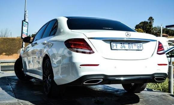 Acheter Occasion Voiture Mercedes‒Benz E–Class Blanc à Lusaka, Zambie Acheter Occasion Voiture Mercedes‒Benz E–Class Blanc à Lusaka, Zambie