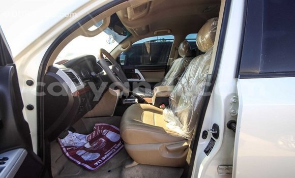 Nunua Imported Toyota Land Cruiser Nyeupe Gari ndani ya Import - Dubai nchini Zambia Nunua Imported Toyota Land Cruiser Nyeupe Gari ndani ya Import - Dubai nchini Zambia