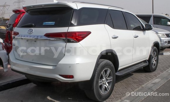 Nunua Imported Toyota Fortuner Nyeupe Gari ndani ya Import - Dubai nchini Zambia Nunua Imported Toyota Fortuner Nyeupe Gari ndani ya Import - Dubai nchini Zambia