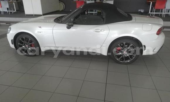 Acheter Occasion Voiture Abarth 124 Spider Blanc à Lusaka, Zambie Acheter Occasion Voiture Abarth 124 Spider Blanc à Lusaka, Zambie