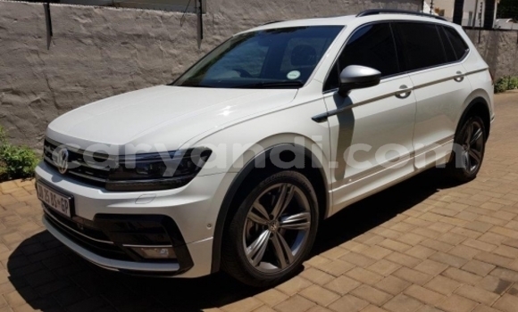 Nunua Ilio tumika Volkswagen Tiguan Nyeupe Gari ndani ya Chingola nchini Zambia Nunua Ilio tumika Volkswagen Tiguan Nyeupe Gari ndani ya Chingola nchini Zambia