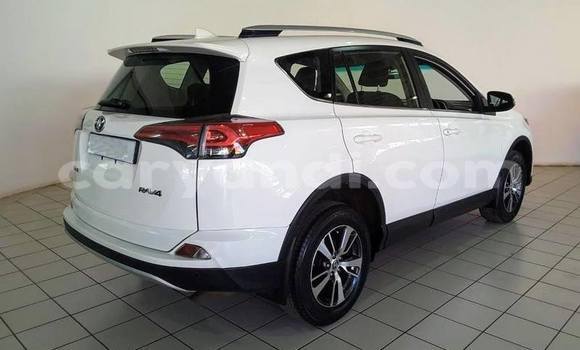 Nunua Ilio tumika Toyota RAV4 Nyeupe Gari ndani ya Lusaka nchini Zambia Nunua Ilio tumika Toyota RAV4 Nyeupe Gari ndani ya Lusaka nchini Zambia