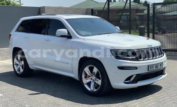 Acheter Occasion Voiture Jeep Grand Cherokee SRT8 Blanc à Lusaka, Zambie Acheter Occasion Voiture Jeep Grand Cherokee SRT8 Blanc à Lusaka, Zambie