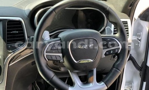 Acheter Occasion Voiture Jeep Grand Cherokee SRT8 Blanc à Lusaka, Zambie Acheter Occasion Voiture Jeep Grand Cherokee SRT8 Blanc à Lusaka, Zambie