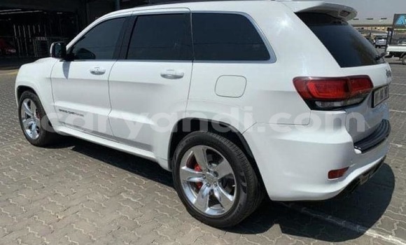 Acheter Occasion Voiture Jeep Grand Cherokee SRT8 Blanc à Lusaka, Zambie Acheter Occasion Voiture Jeep Grand Cherokee SRT8 Blanc à Lusaka, Zambie
