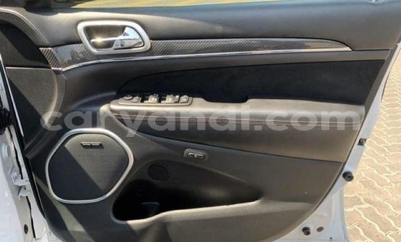 Acheter Occasion Voiture Jeep Grand Cherokee SRT8 Blanc à Lusaka, Zambie Acheter Occasion Voiture Jeep Grand Cherokee SRT8 Blanc à Lusaka, Zambie