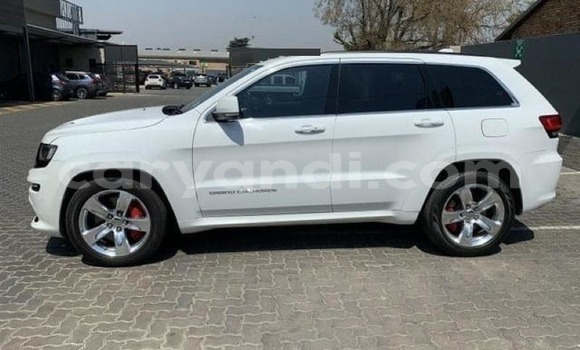 Acheter Occasion Voiture Jeep Grand Cherokee SRT8 Blanc à Lusaka, Zambie Acheter Occasion Voiture Jeep Grand Cherokee SRT8 Blanc à Lusaka, Zambie