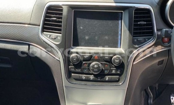 Acheter Occasion Voiture Jeep Grand Cherokee SRT8 Blanc à Lusaka, Zambie Acheter Occasion Voiture Jeep Grand Cherokee SRT8 Blanc à Lusaka, Zambie