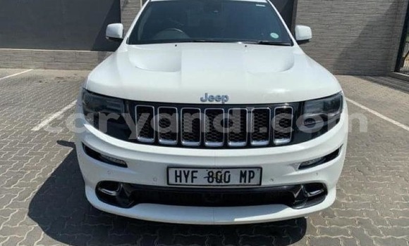 Acheter Occasion Voiture Jeep Grand Cherokee SRT8 Blanc à Lusaka, Zambie Acheter Occasion Voiture Jeep Grand Cherokee SRT8 Blanc à Lusaka, Zambie