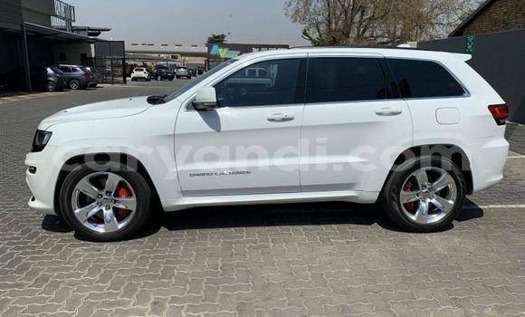 Acheter Occasion Voiture Jeep Grand Cherokee SRT8 Blanc à Lusaka, Zambie Acheter Occasion Voiture Jeep Grand Cherokee SRT8 Blanc à Lusaka, Zambie