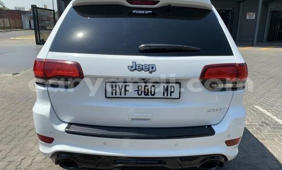 Acheter Occasion Voiture Jeep Grand Cherokee SRT8 Blanc à Lusaka, Zambie Acheter Occasion Voiture Jeep Grand Cherokee SRT8 Blanc à Lusaka, Zambie