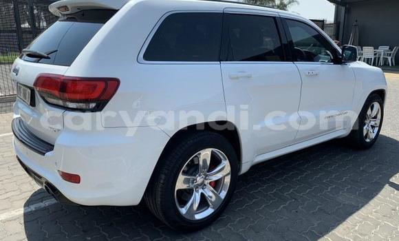Acheter Occasion Voiture Jeep Grand Cherokee SRT8 Blanc à Lusaka, Zambie Acheter Occasion Voiture Jeep Grand Cherokee SRT8 Blanc à Lusaka, Zambie