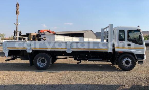 Nunua Ilio tumika Isuzu FTR 850 Nyeupe Lori ndani ya Mazabuka nchini Kusini Nunua Ilio tumika Isuzu FTR 850 Nyeupe Lori ndani ya Mazabuka nchini Kusini