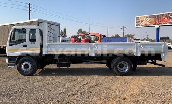 Nunua Ilio tumika Isuzu FTR 850 Nyeupe Lori ndani ya Mazabuka nchini Kusini Nunua Ilio tumika Isuzu FTR 850 Nyeupe Lori ndani ya Mazabuka nchini Kusini