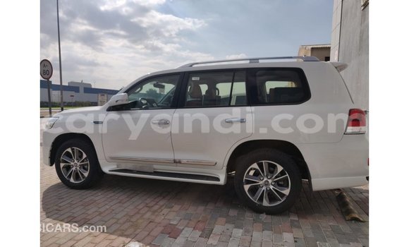 Nunua Imported Toyota Land Cruiser Nyeupe Gari ndani ya Import - Dubai nchini Zambia Nunua Imported Toyota Land Cruiser Nyeupe Gari ndani ya Import - Dubai nchini Zambia