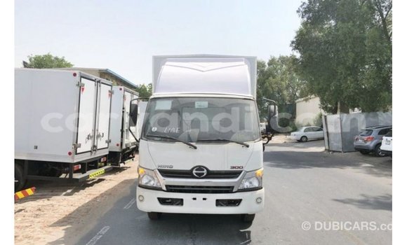 Acheter Import Utilitaire Hino 300 Series Blanc à Import - Dubai, Zambie Acheter Import Utilitaire Hino 300 Series Blanc à Import - Dubai, Zambie