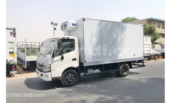 Acheter Import Utilitaire Hino 300 Series Blanc à Import - Dubai, Zambie Acheter Import Utilitaire Hino 300 Series Blanc à Import - Dubai, Zambie