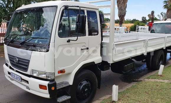 Nunua Ilio tumika Nissan UD Nyeupe Lori ndani ya Livingstone nchini Zambia Nunua Ilio tumika Nissan UD Nyeupe Lori ndani ya Livingstone nchini Zambia