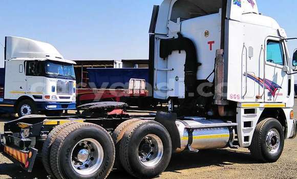 Acheter Occasion Utilitaire Caterpillar 120 Blanc à Lusaka, Zambie Acheter Occasion Utilitaire Caterpillar 120 Blanc à Lusaka, Zambie