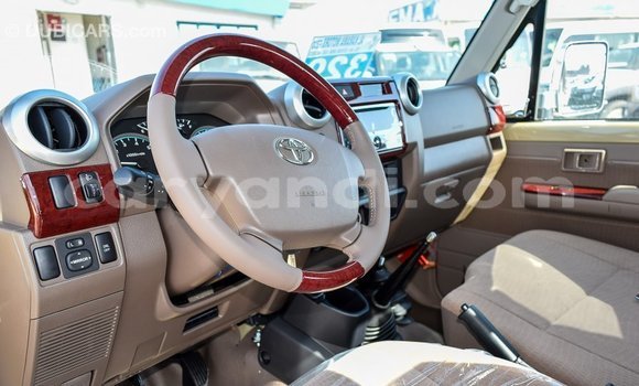 Acheter Import Voiture Toyota Land Cruiser Beige à Import - Dubai, Zambie Acheter Import Voiture Toyota Land Cruiser Beige à Import - Dubai, Zambie